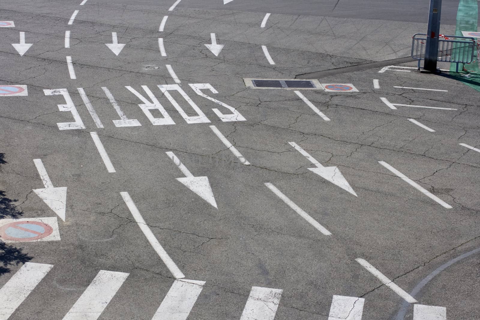 Road signal on the asphalt