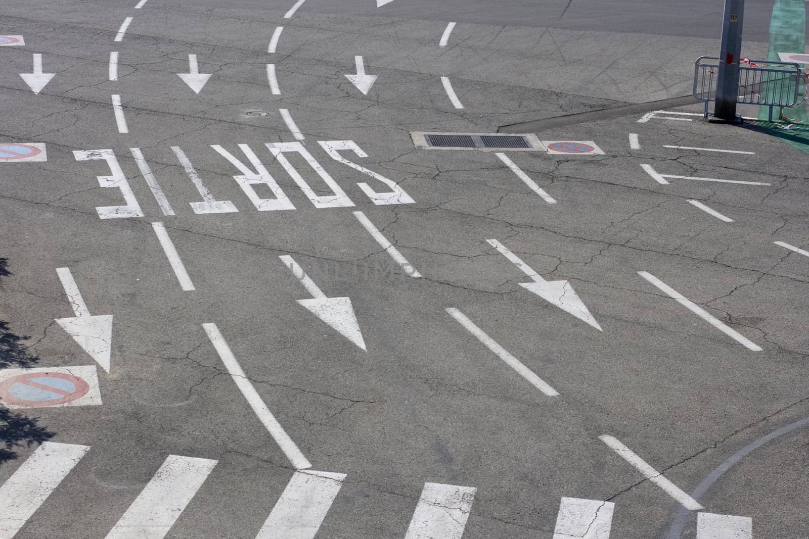 Road signal on the asphalt