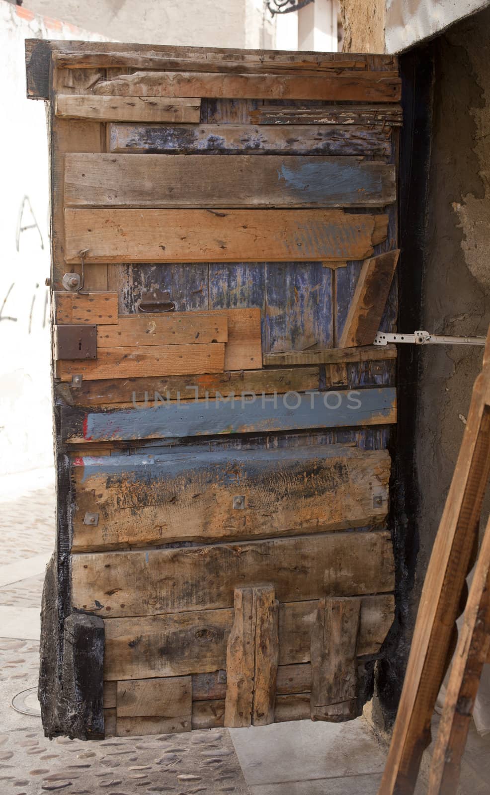 Photo of an Old door in Leon