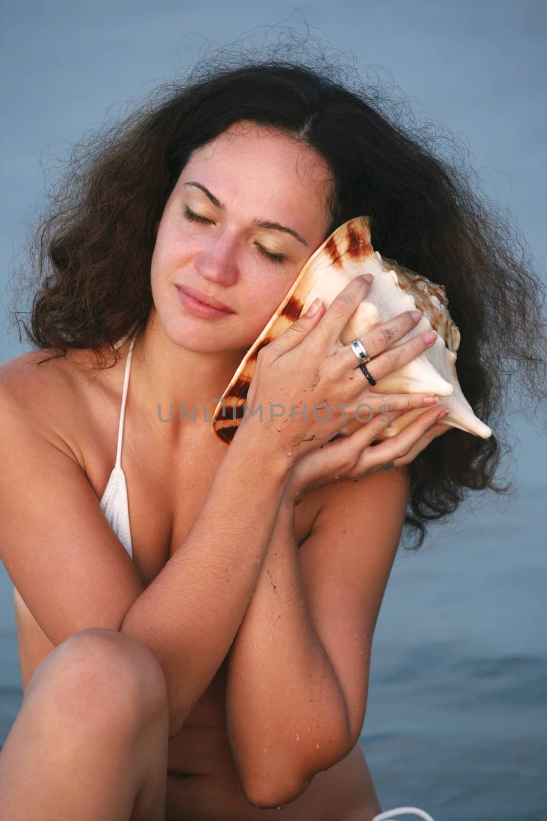 Portrait of the beautiful girl with a cockleshell