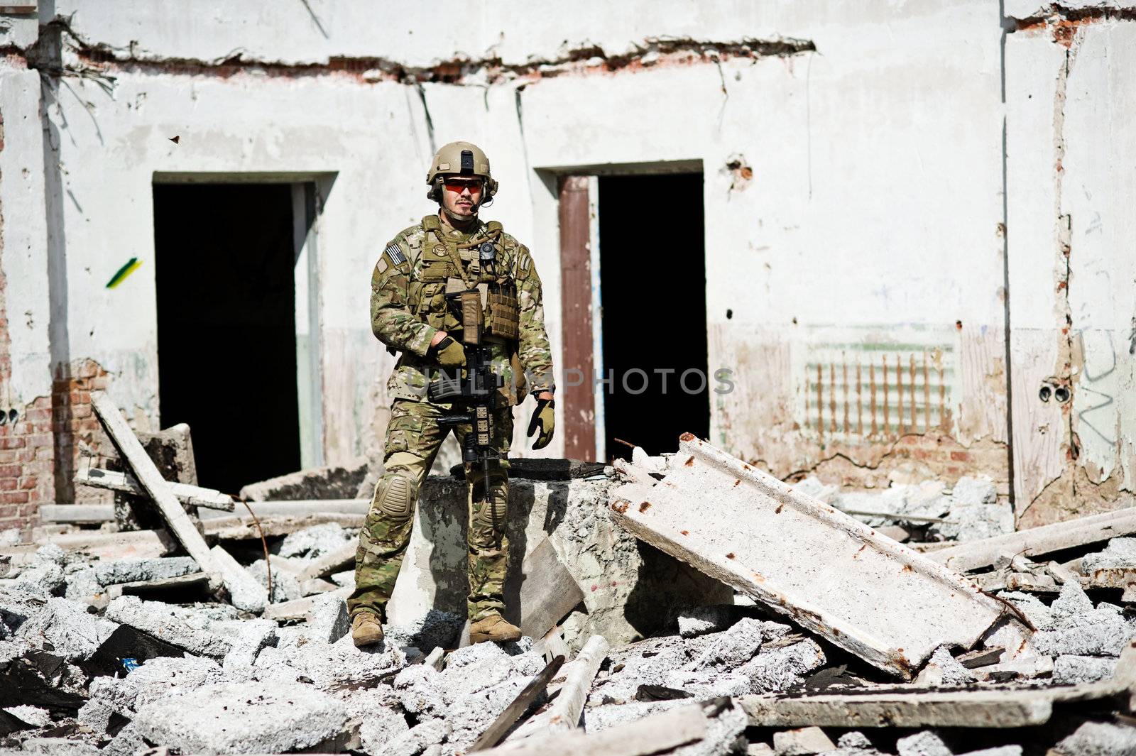 soldiers in full gear with weapons posing on rest