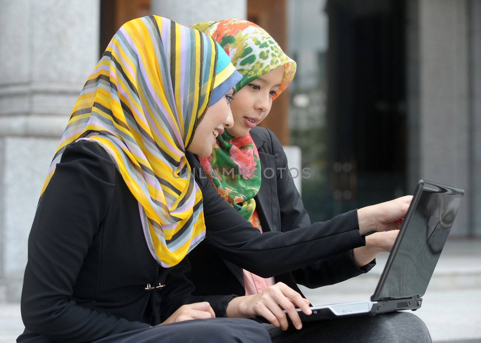 Two Scarf girl use laptop