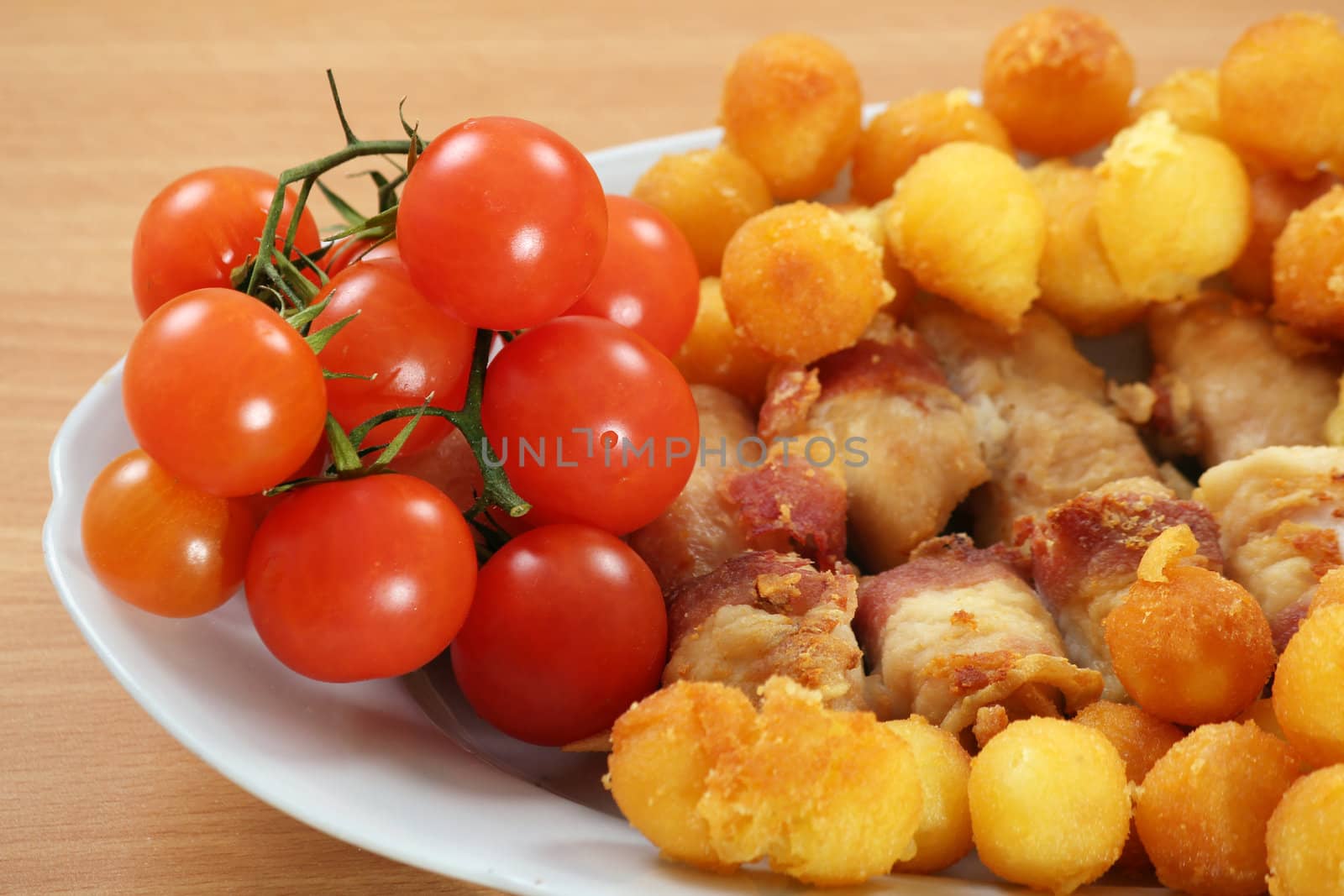 chicken meat bacon tomato and potatoes gourmet food