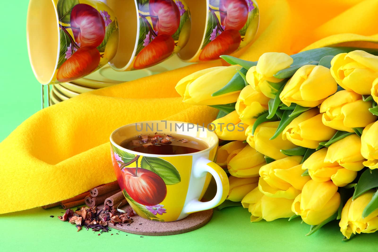 Tea cups and yellow tulips by pozitivstudija