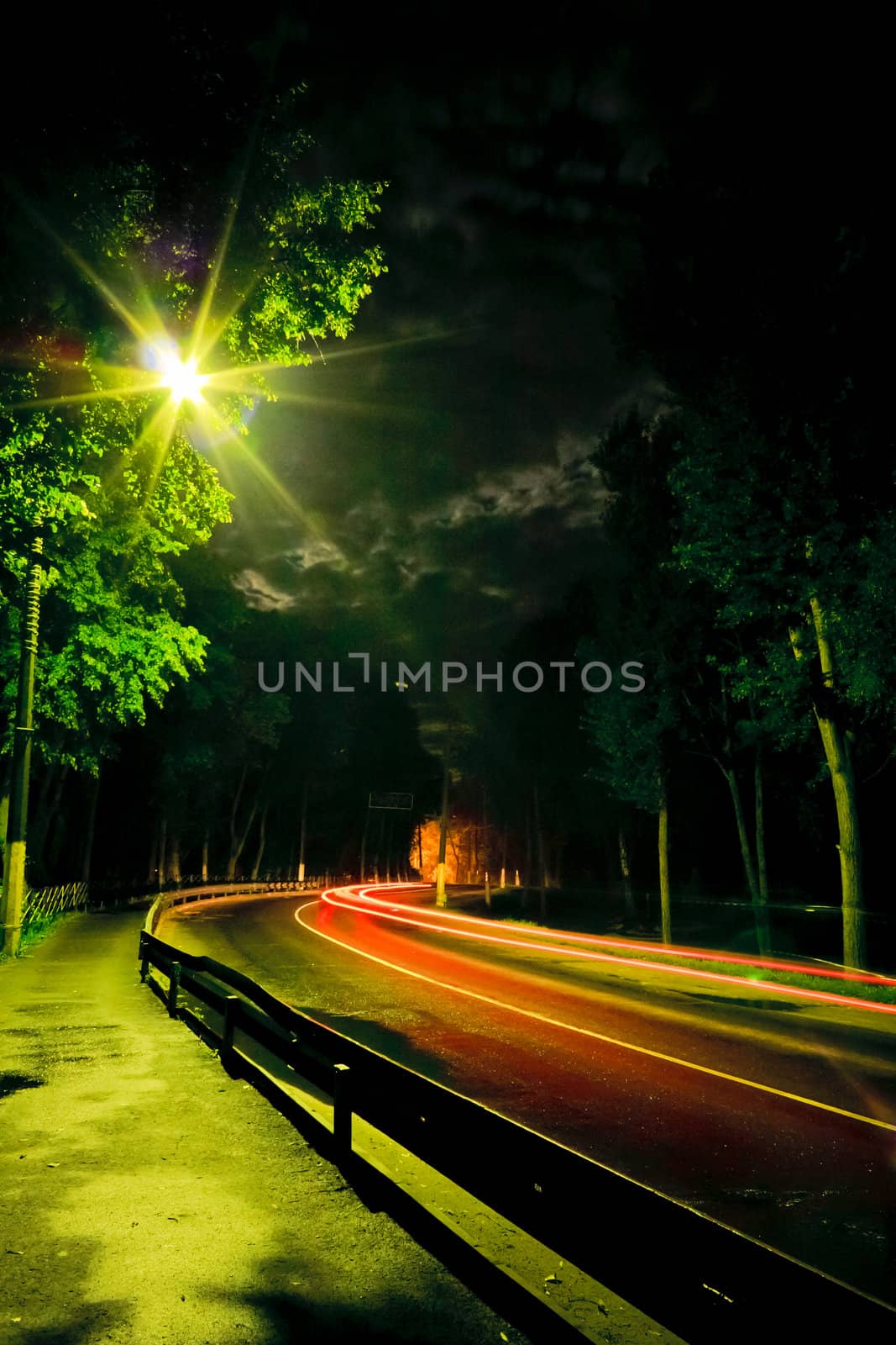 night traffic light  by ryhor