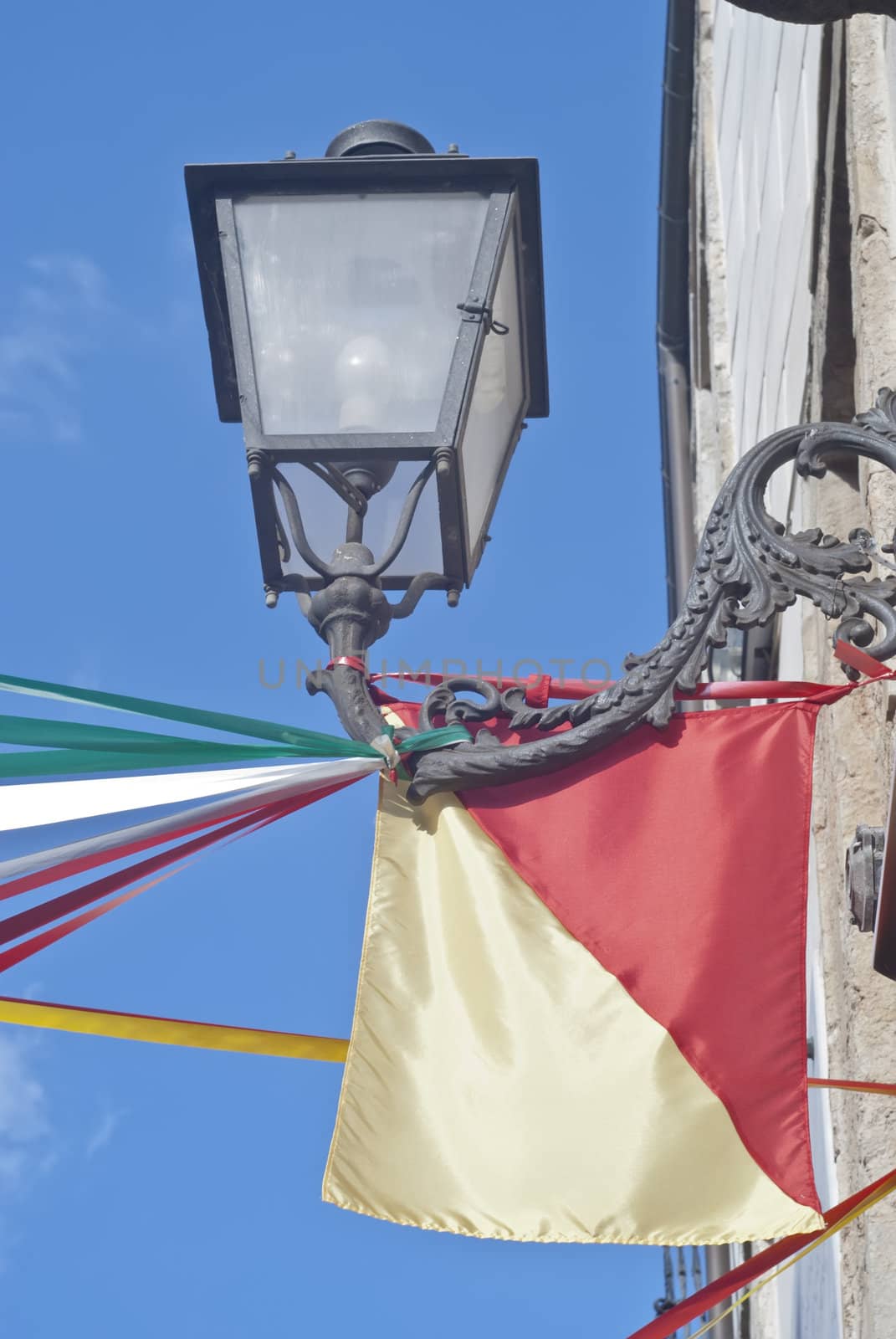 Sicilian flag and street lamp by gandolfocannatella