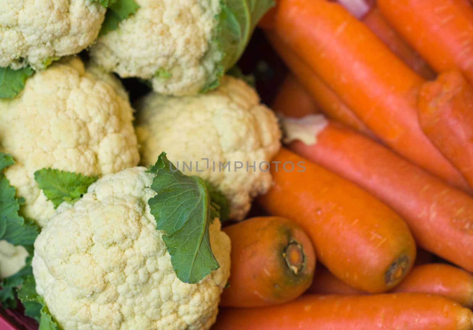 Cauliflower and carrots in the food market