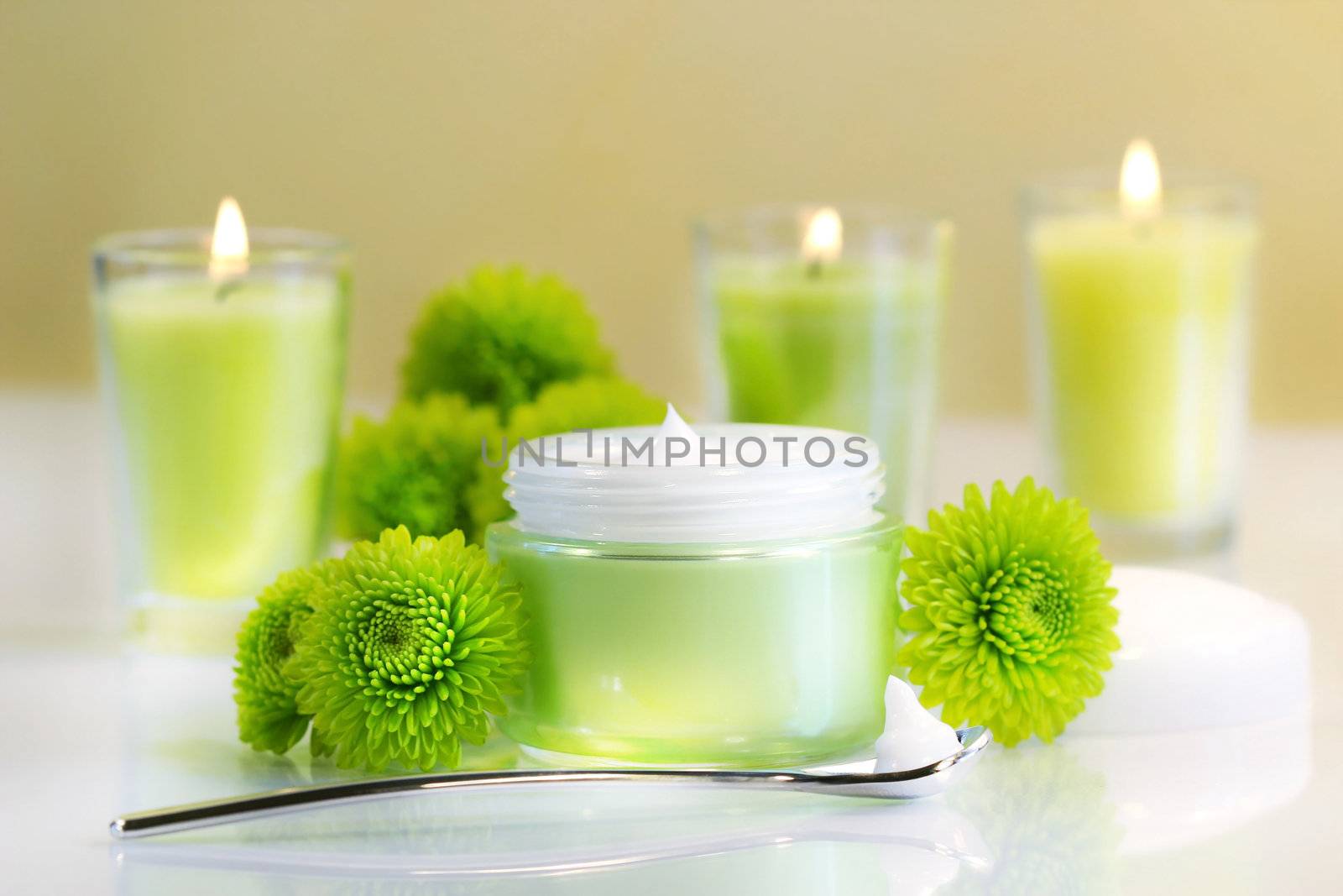 Moisturizing face cream with candles