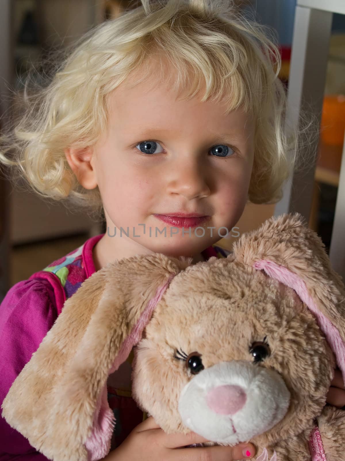 Little girl with teddy bear by Ronyzmbow