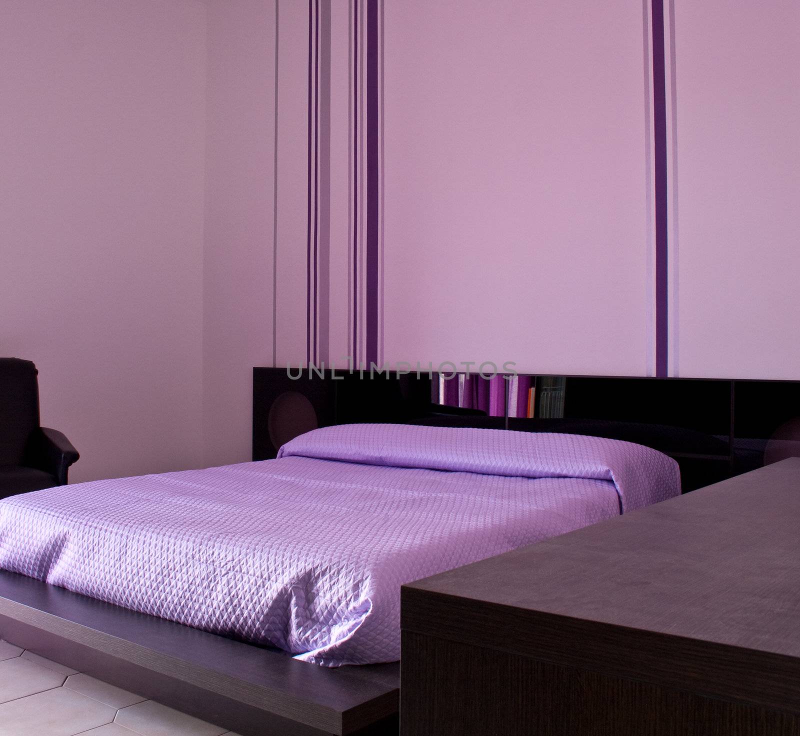 Fuchsia bedroom with halflight atmosphere