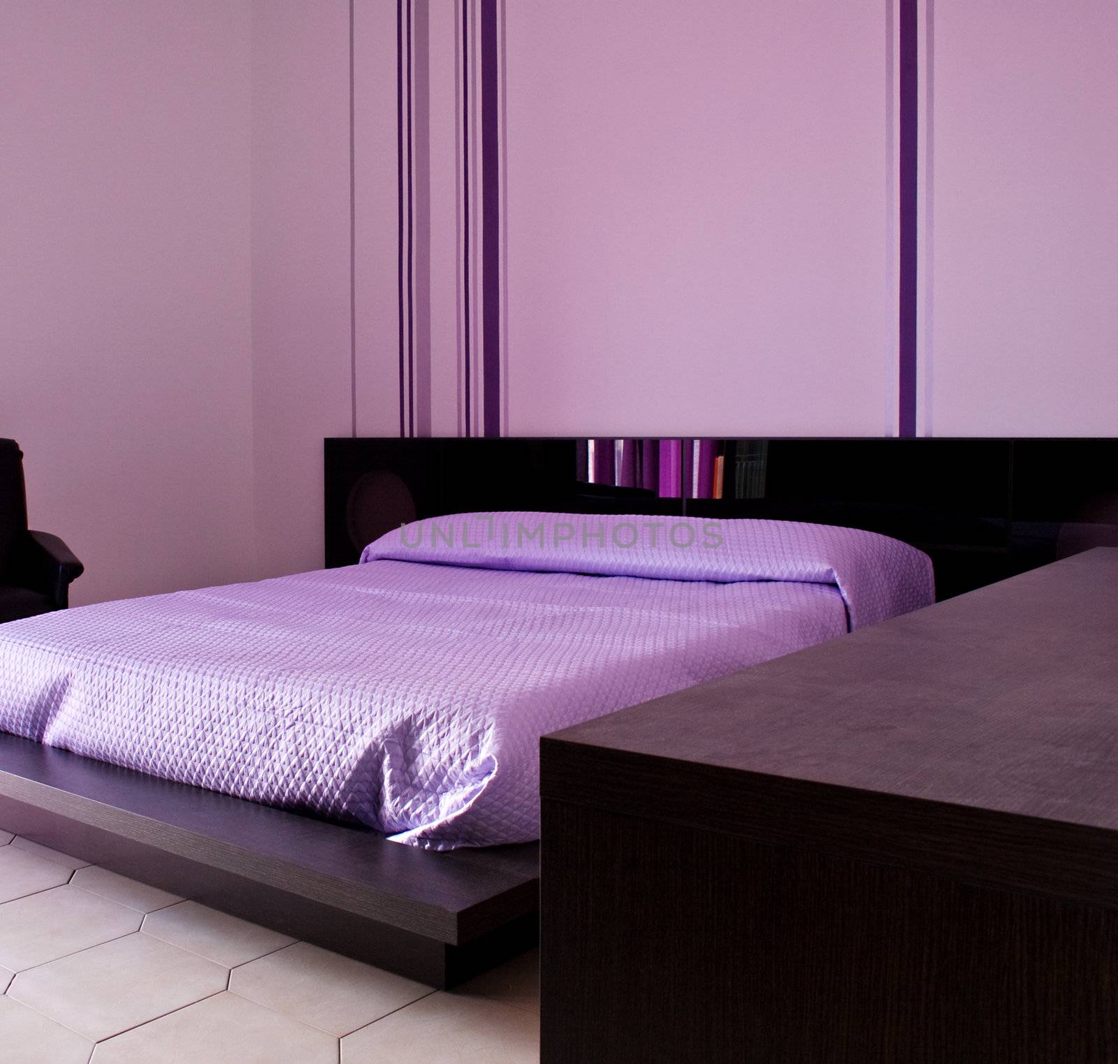 Fuchsia bedroom with halflight atmosphere