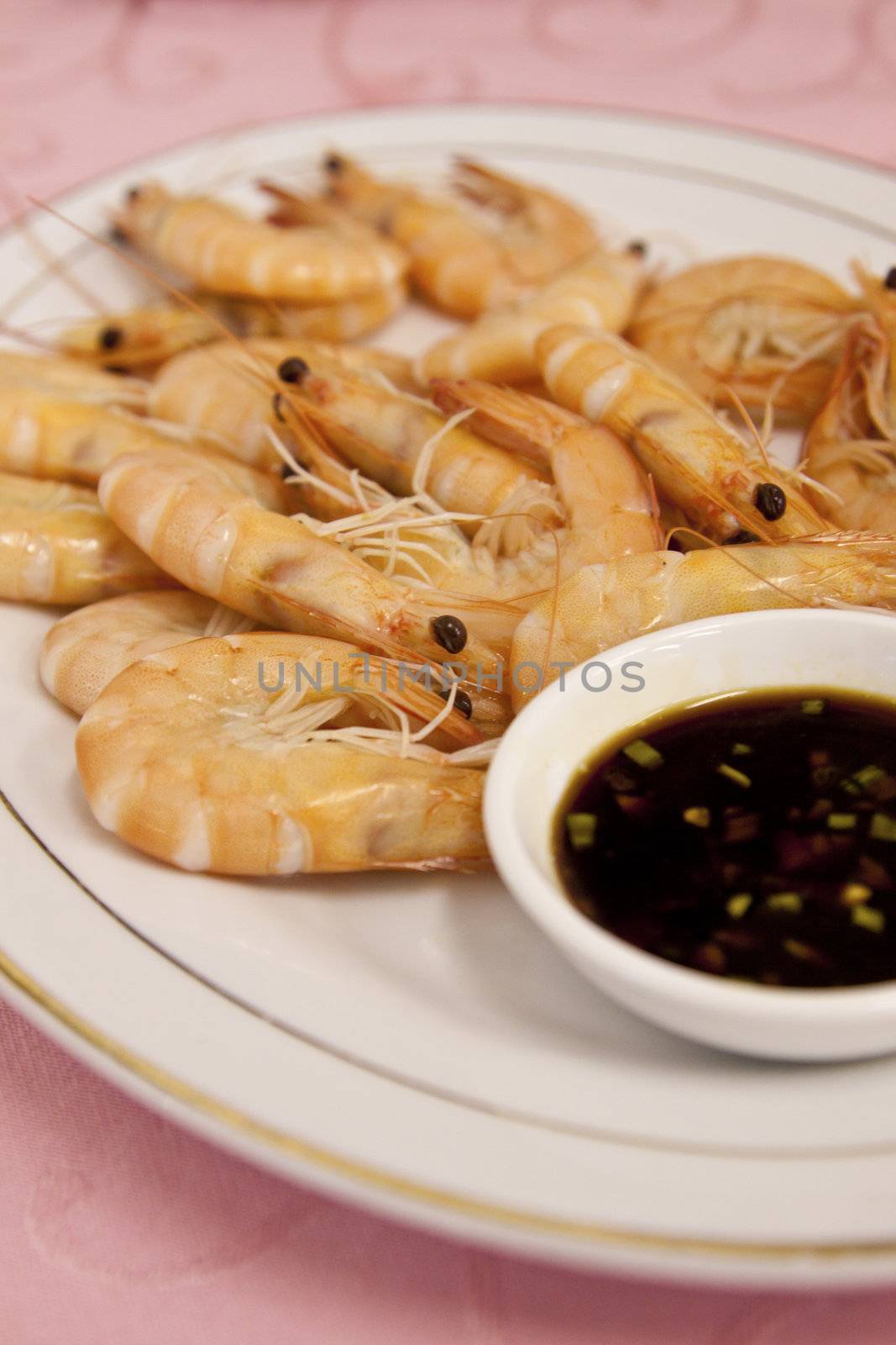 Shrimps cooked in chinese style with sauce