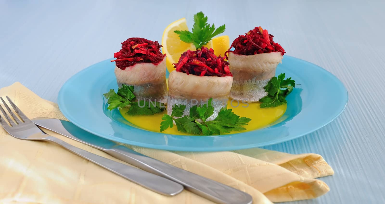 Herring fillet stuffed with beet-apple stuffing and lemon