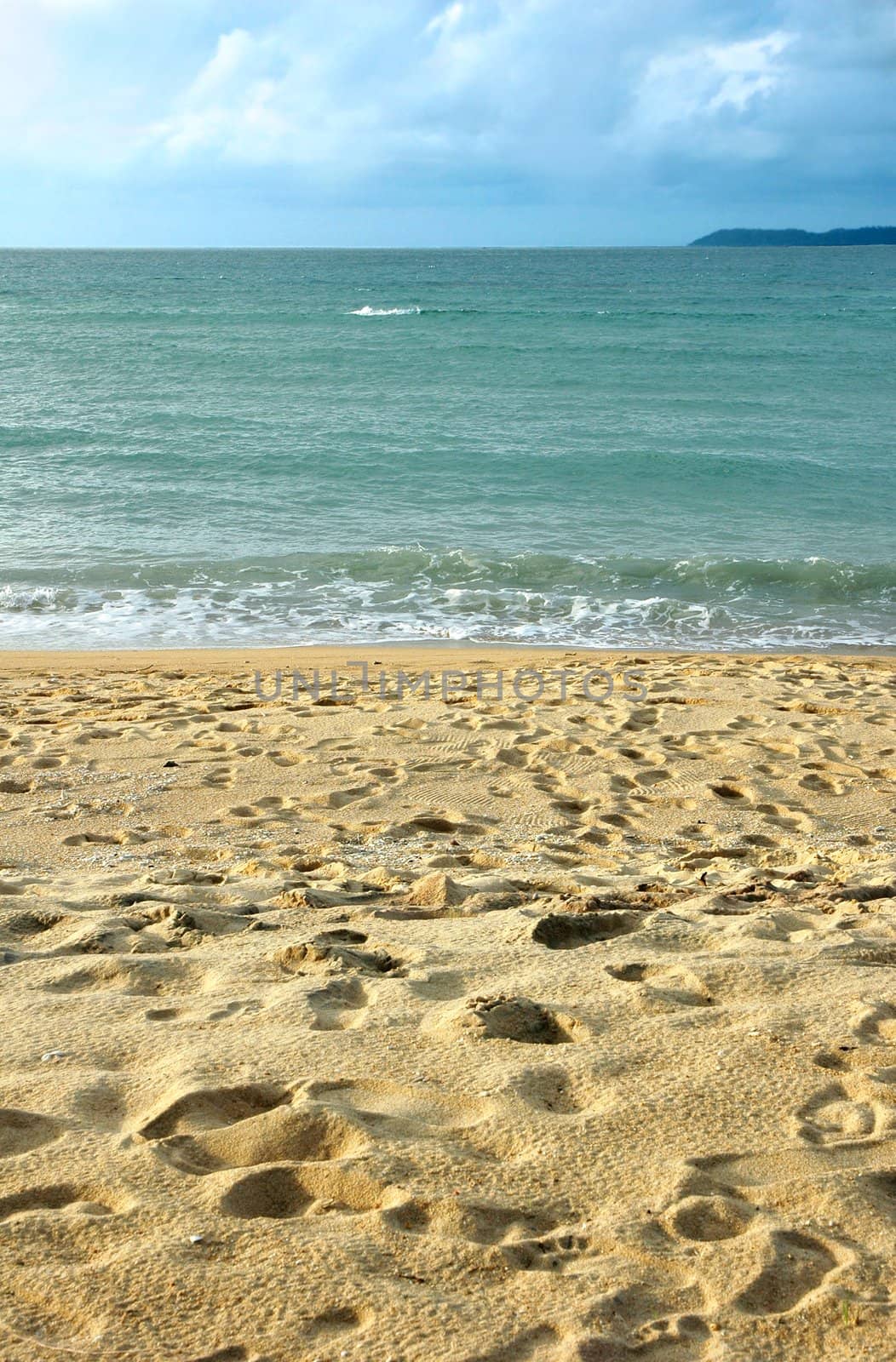 Peaceful Sandy Beach by khwi