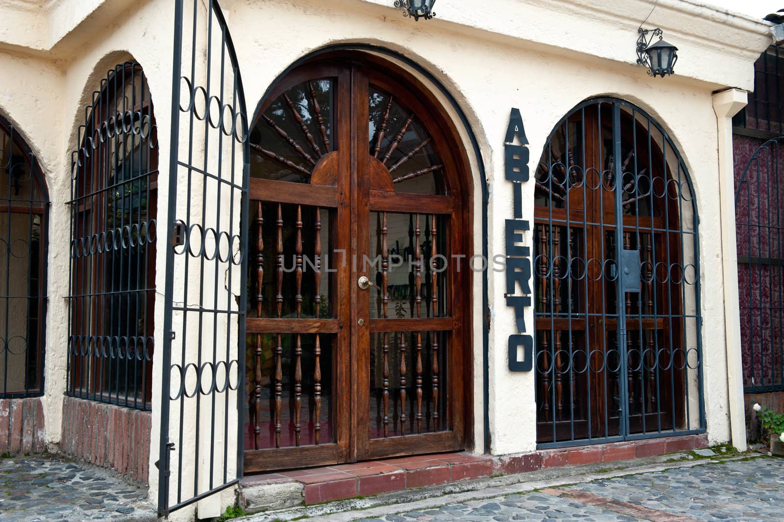 ancient door barred and the word "open" in Spanish
