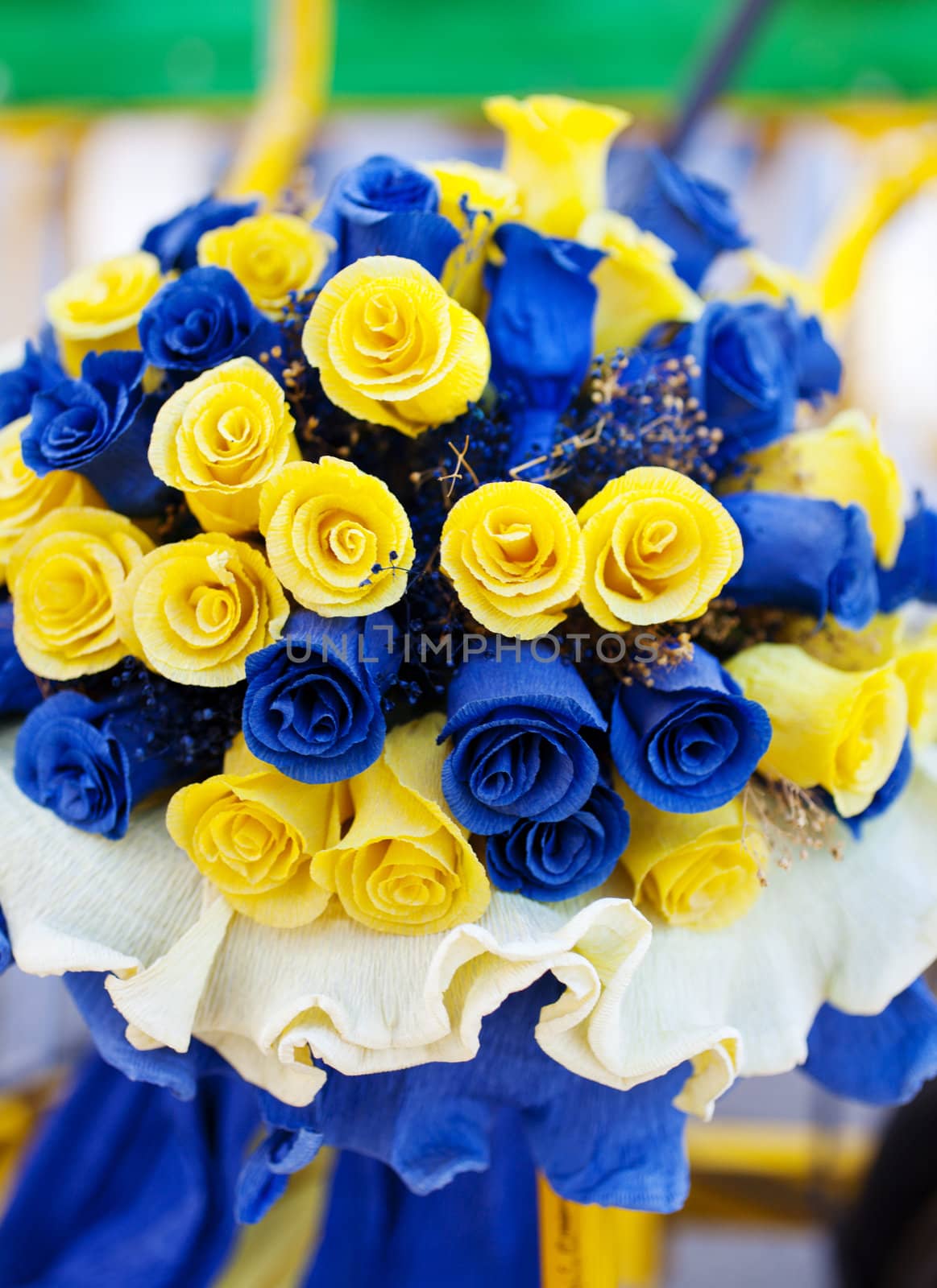 Bouquet of blue and yellow roses