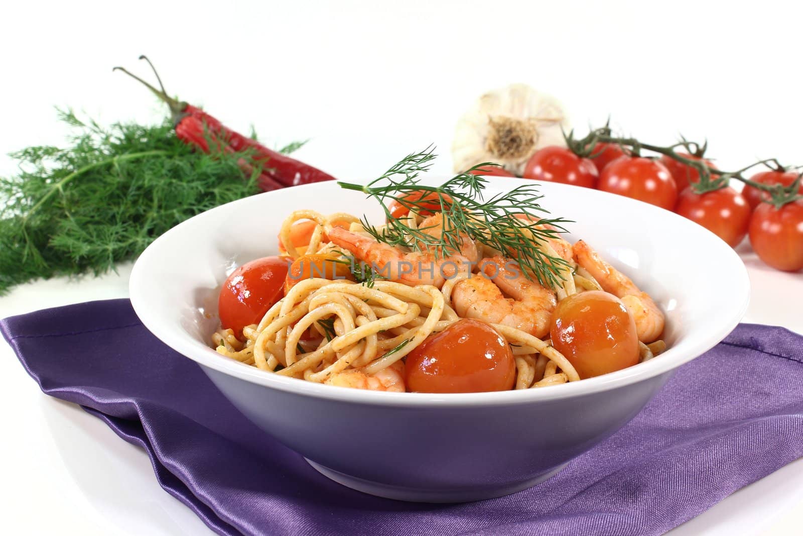 spaghetti with shrimps, tomatoes and dill