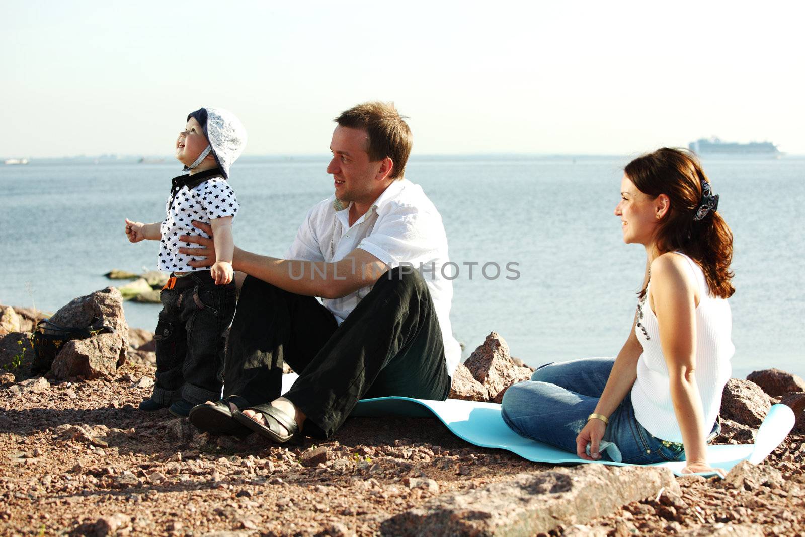 happy family picnic by Yellowj