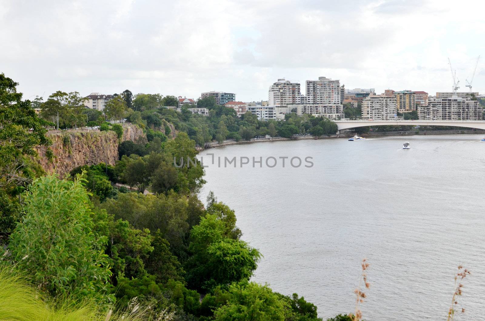 Kangaroo Point cliffs on the south bank of the Brisbane river. At the rear of the photo is the Captain Cook bridge.