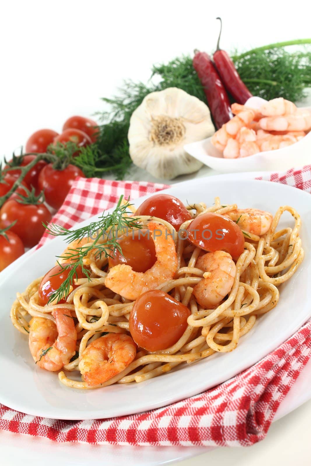 spaghetti with shrimps, tomatoes and dill