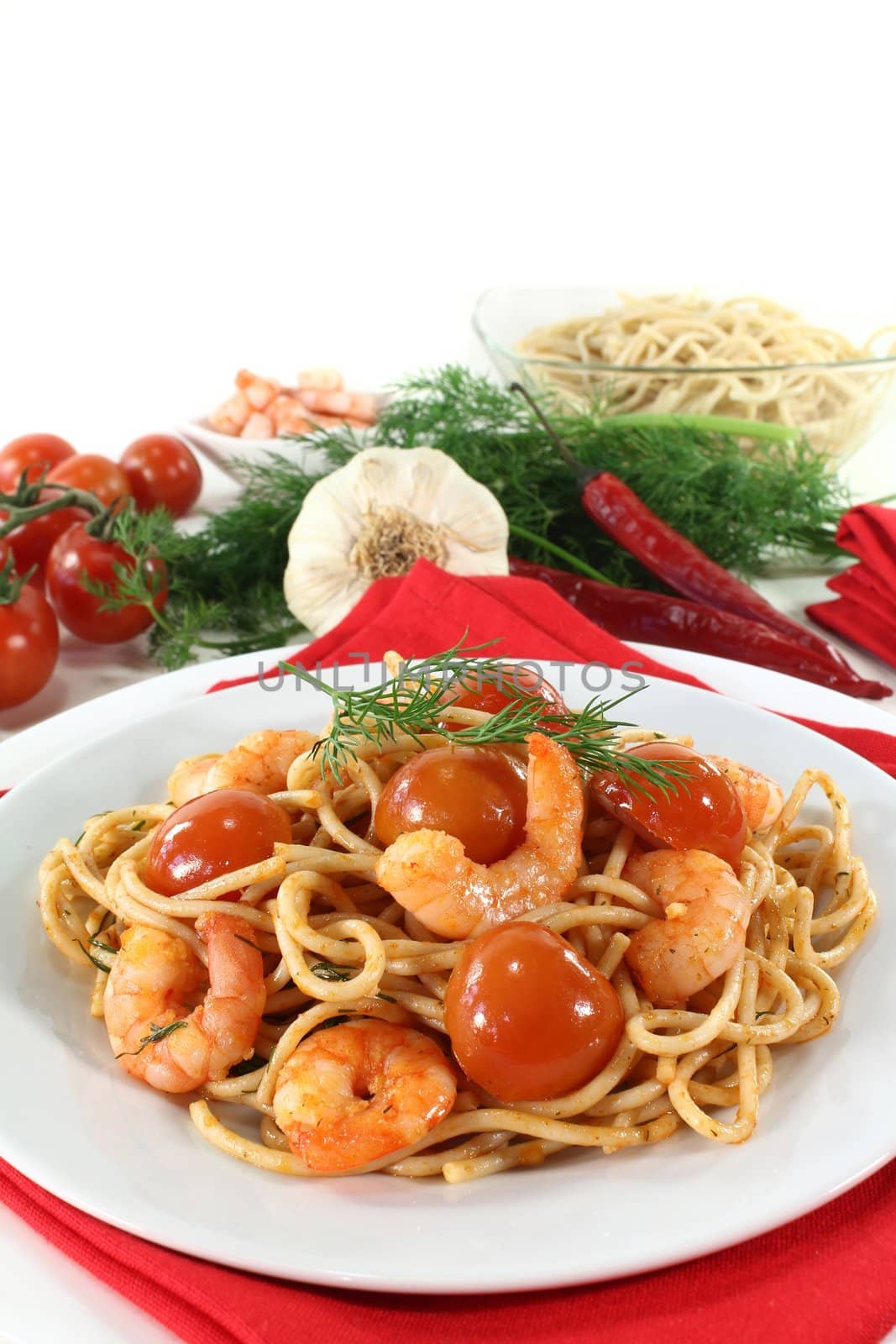 spaghetti with shrimps, tomatoes and dill