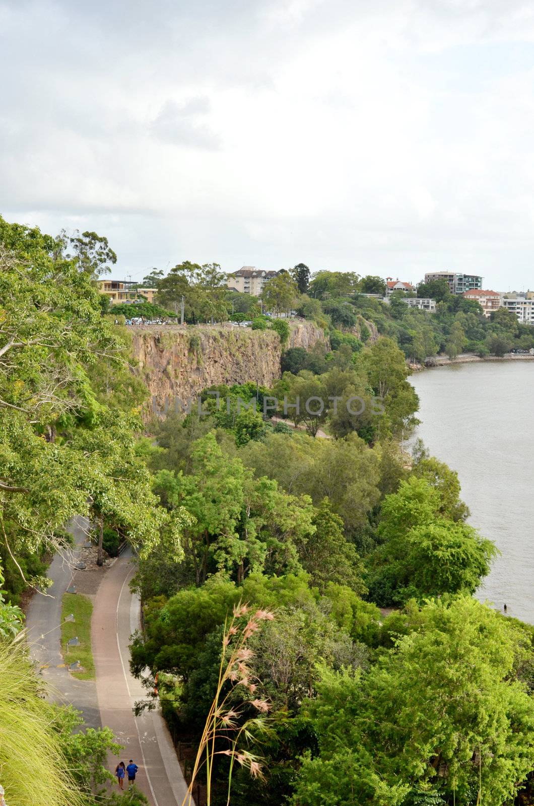Riverside walkway on the southern bank of the Brisbane River. To the left is the Kangaroo Point cliffs. Photo taken from the top of the cliffs.