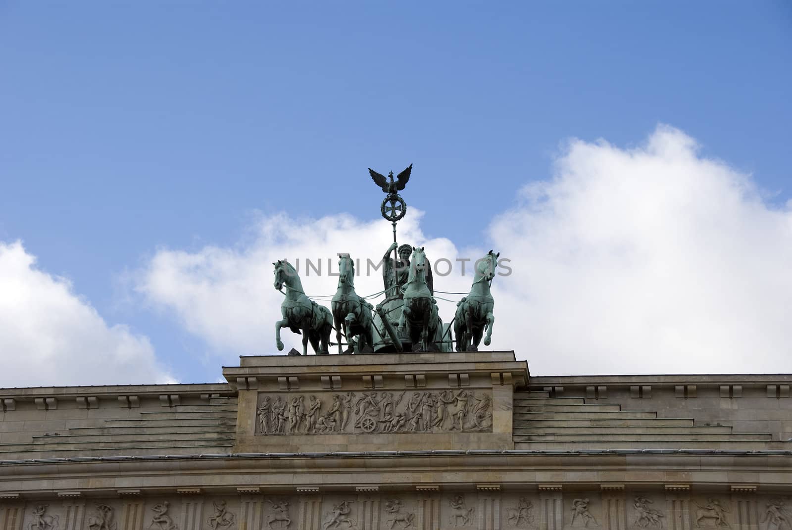 monument with horses  on brandenburger tor  berlin 