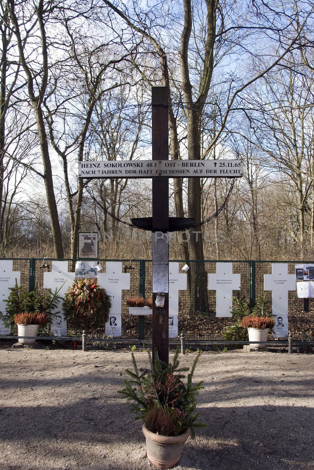 grave crosses near the brandenburger tor Berlin from people try to escape east berlin during war
