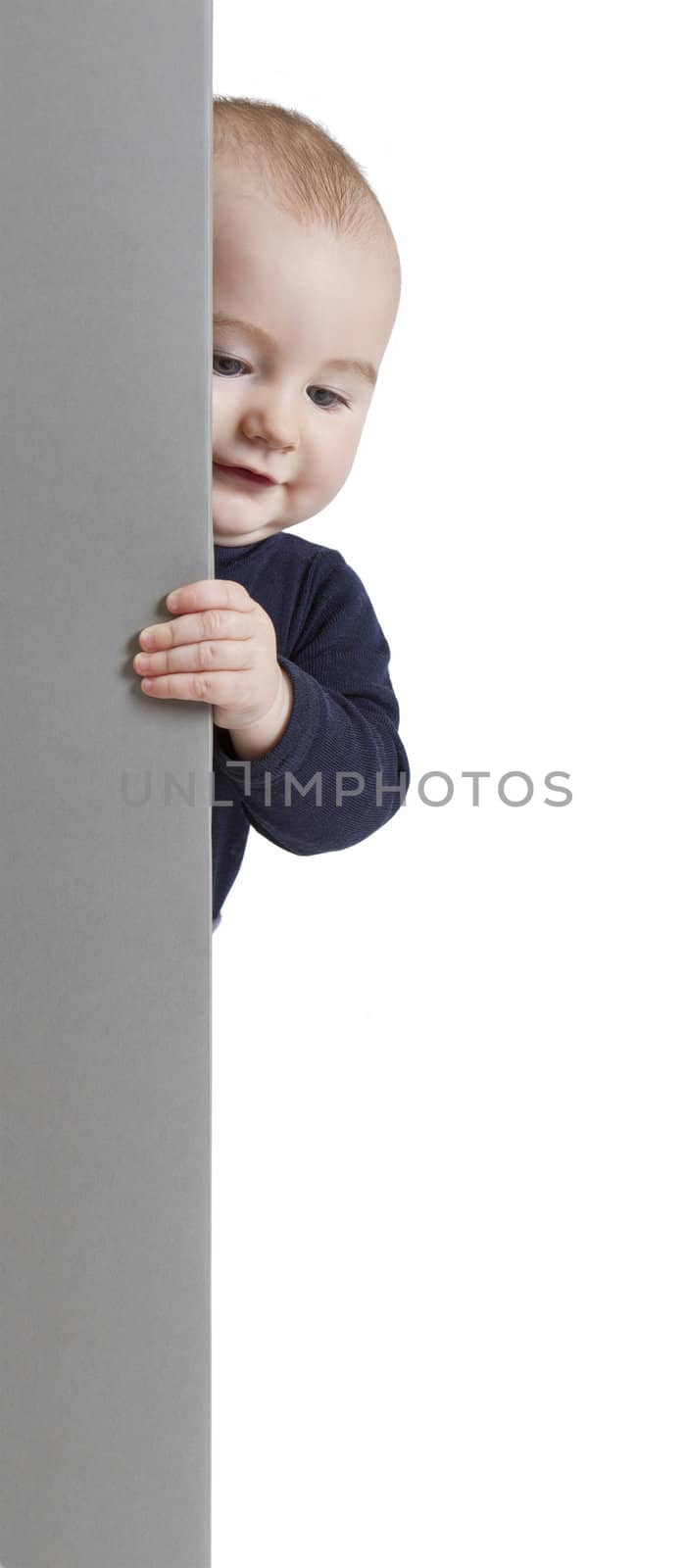 young child holding vertical sign by gewoldi