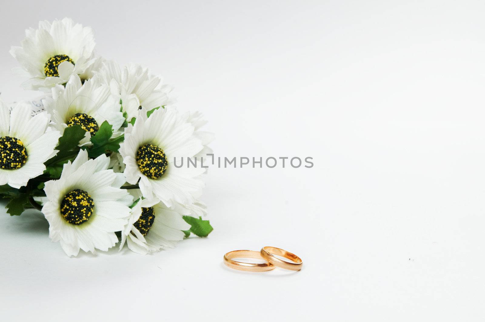 Wedding rings and flowers composition
