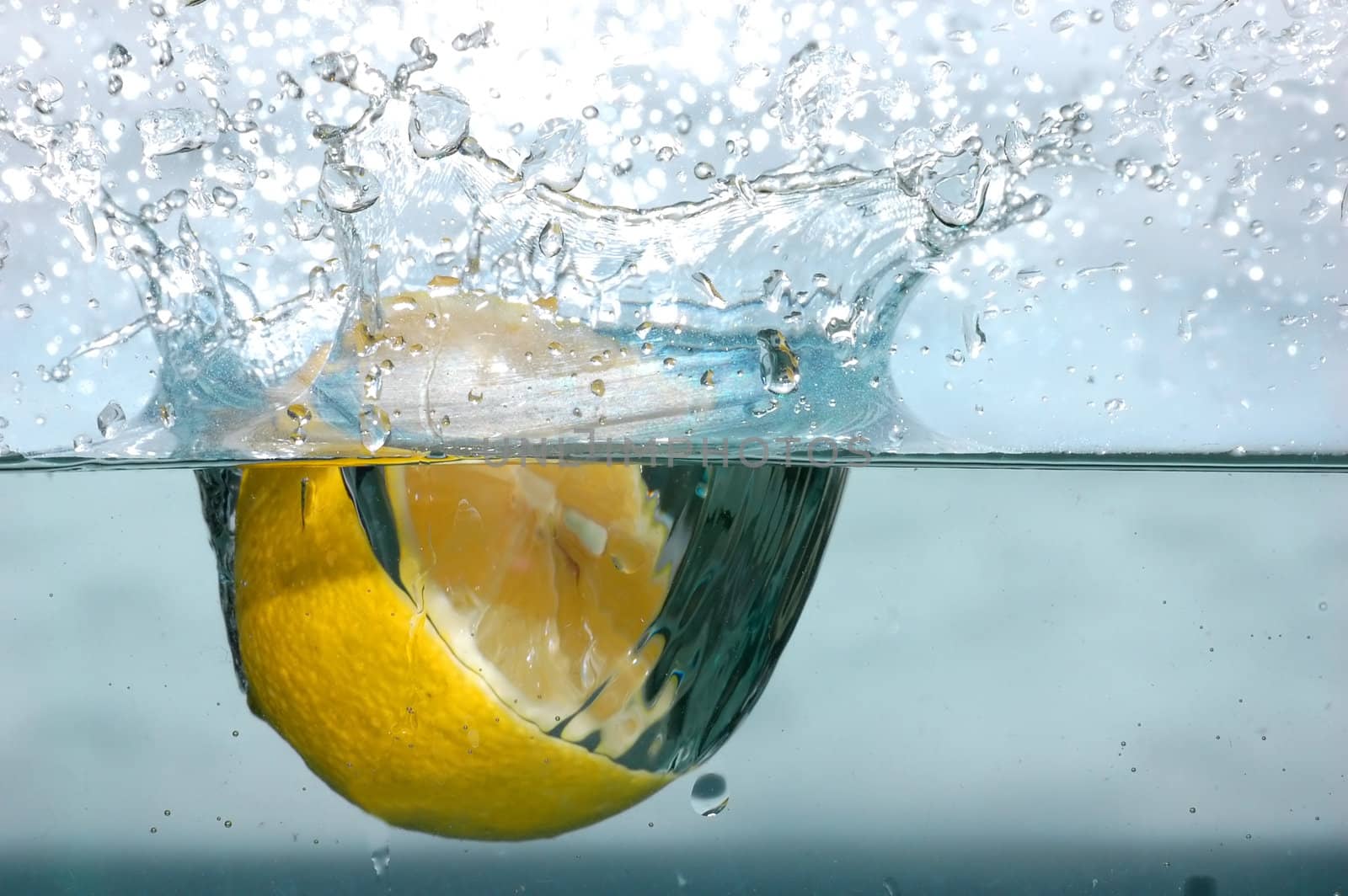 Fresh lemon splash into water