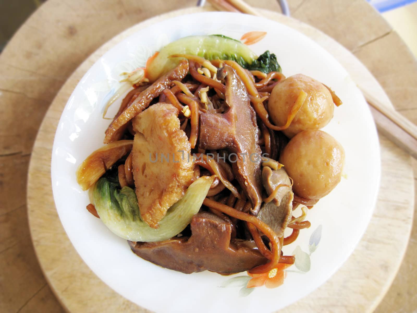 a bowl of fried mee with fish ball, fish paste, mushroom, vegetables. asian food