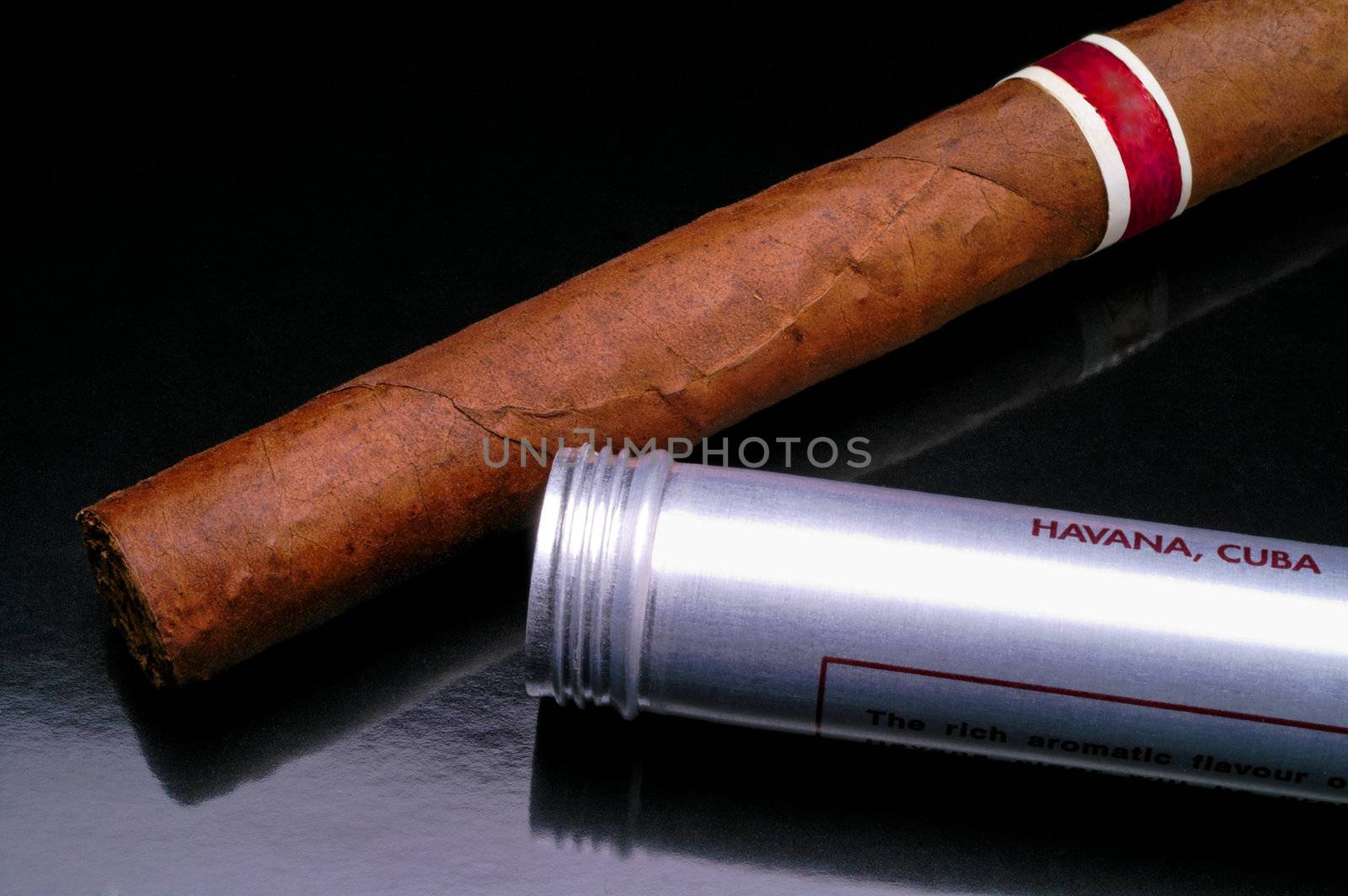 Cuban cigar closeup (2) by Laborer