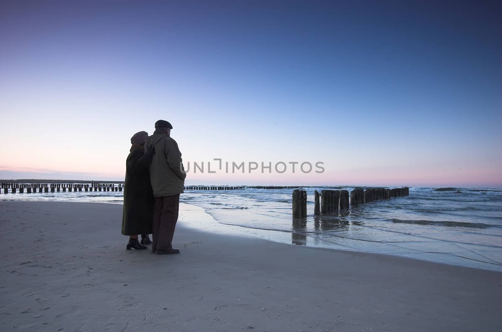 Seniors' love and ocean by photocreo