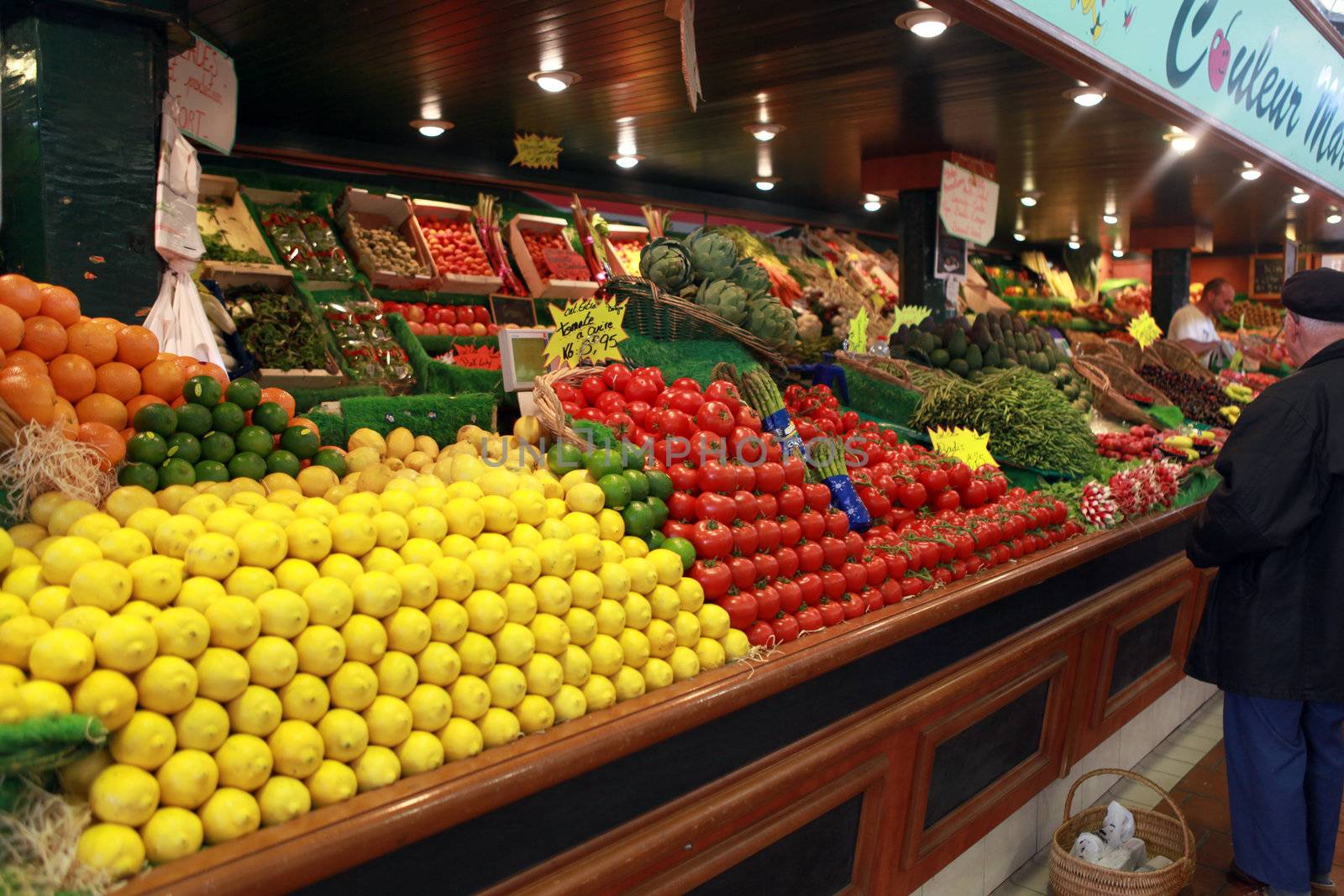 Vegetable market by phovoir