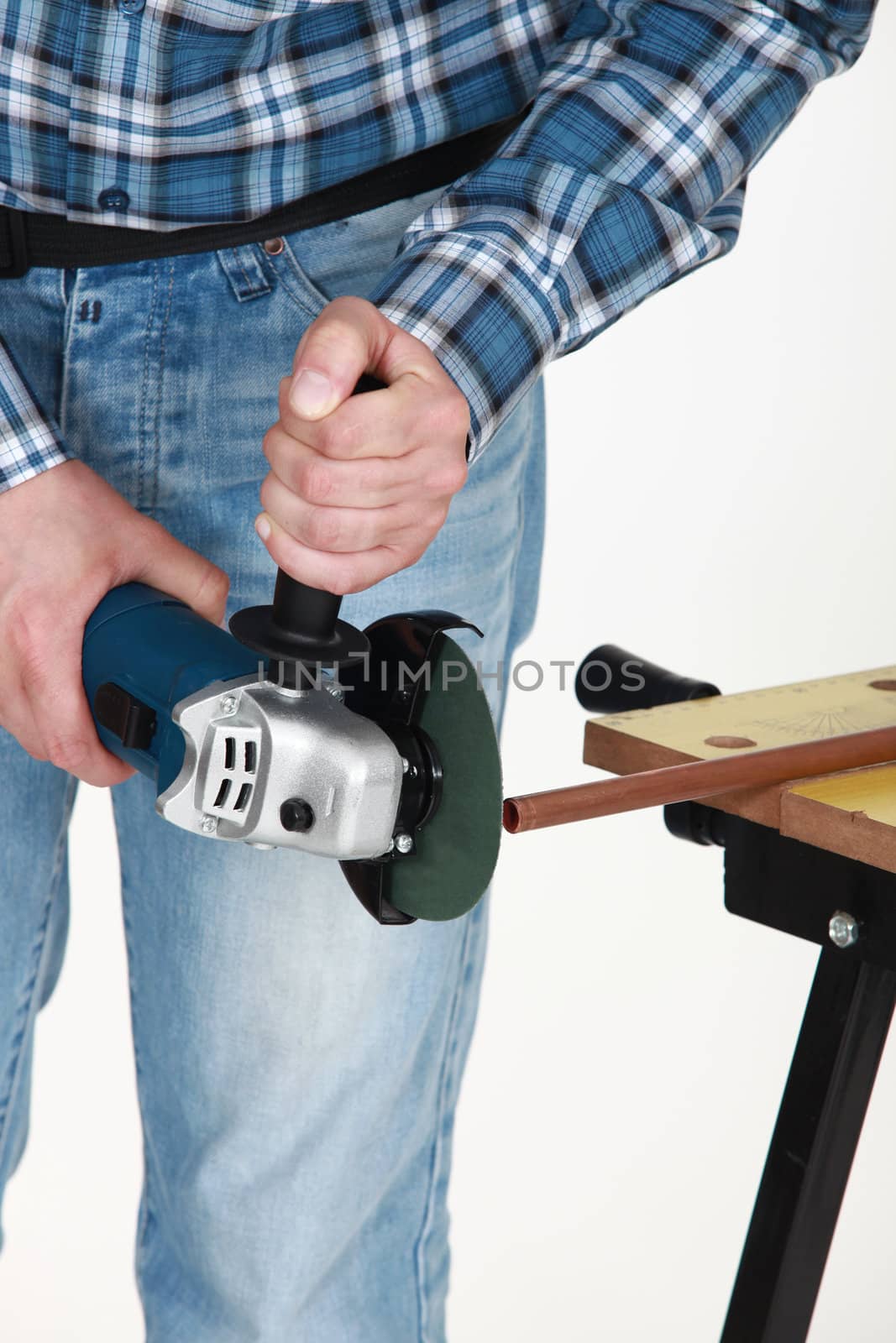Man holding a grinding machine.