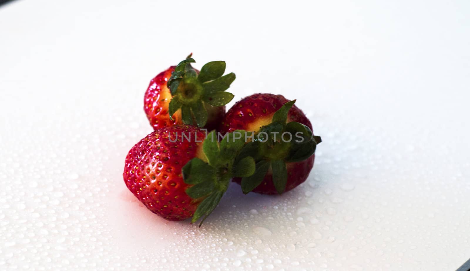 strawberries by Avialle
