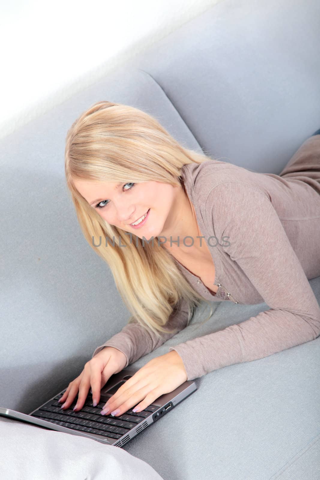 Attractive woman using notebook by kaarsten