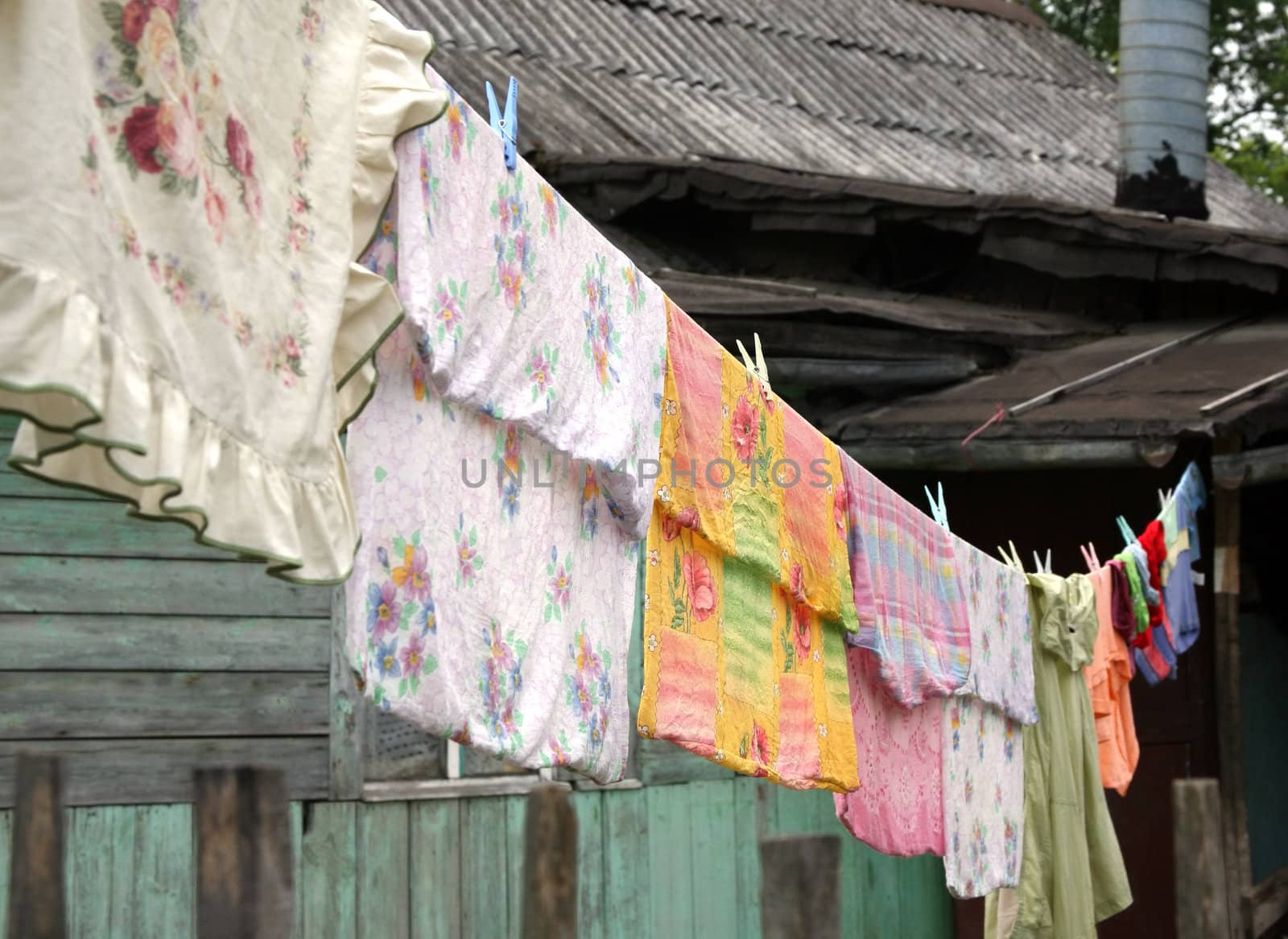 The bed-clothes to be dried on a cord in a village