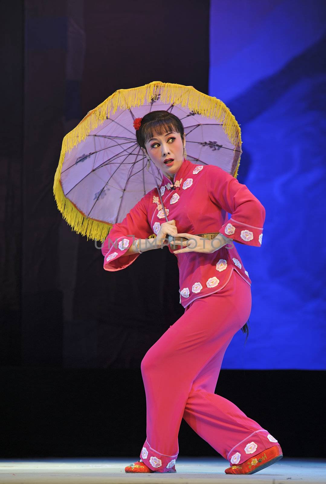 CHENGDU - JUN 8: Chinese Chu opera performer make a show on stage to compete for awards in 25th Chinese Drama Plum Blossom Award competition at Experimental theater.Jun 8, 2011 in Chengdu, China.
Chinese Drama Plum Blossom Award is the highest theatrical award in China.