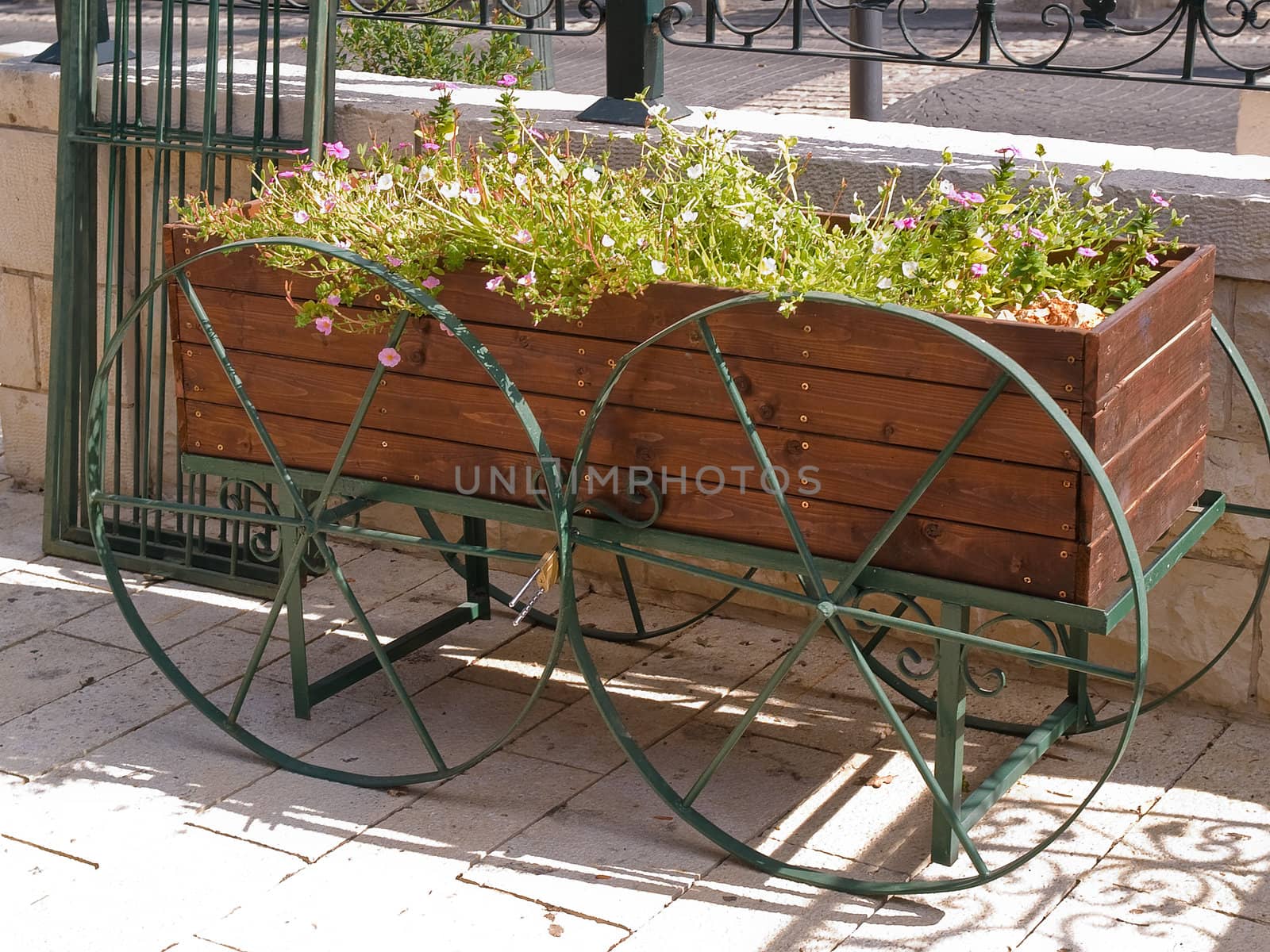 Creative flowers planter by Ronyzmbow