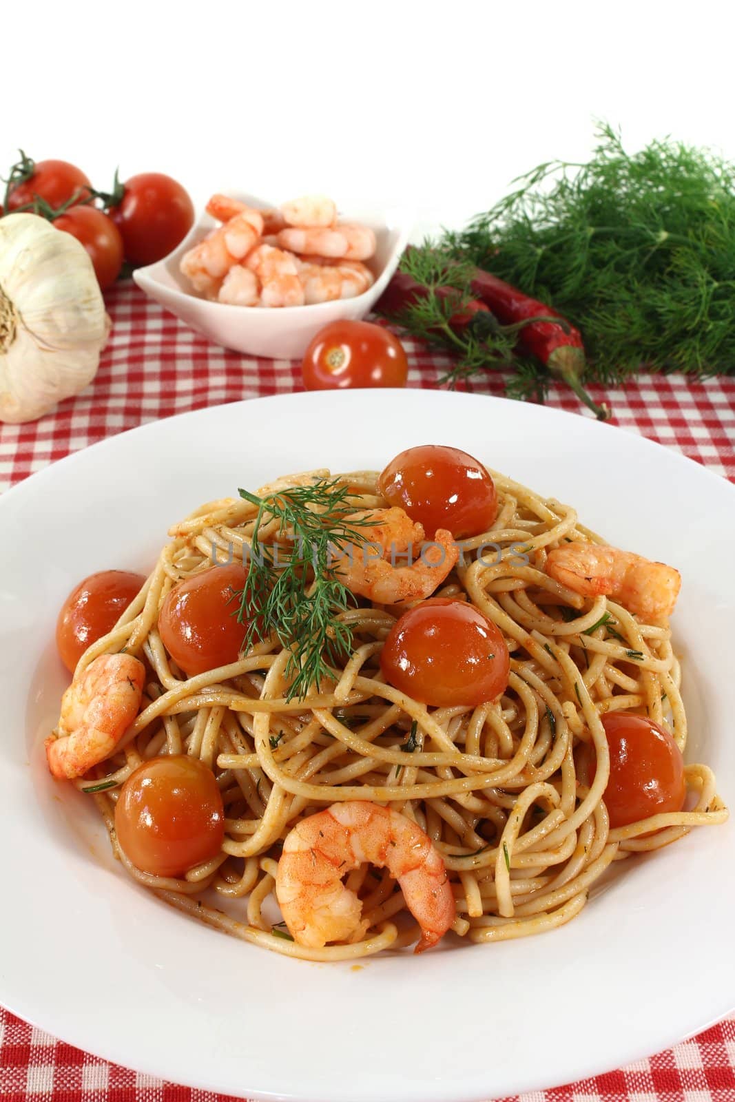 fresh Spaghetti with tomatoes, shrimp and dill