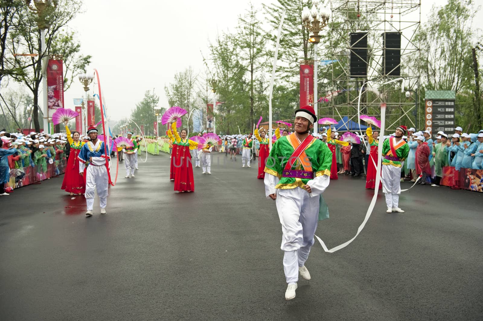 North Korean Pyongyang folk dancers by jackq