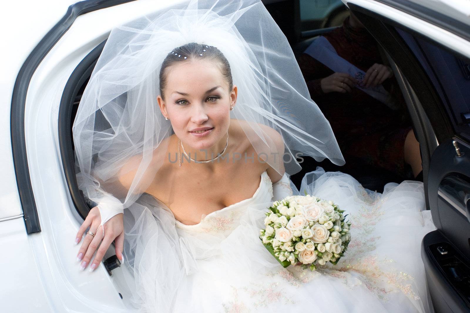 bride with flowers in the white car by vsurkov