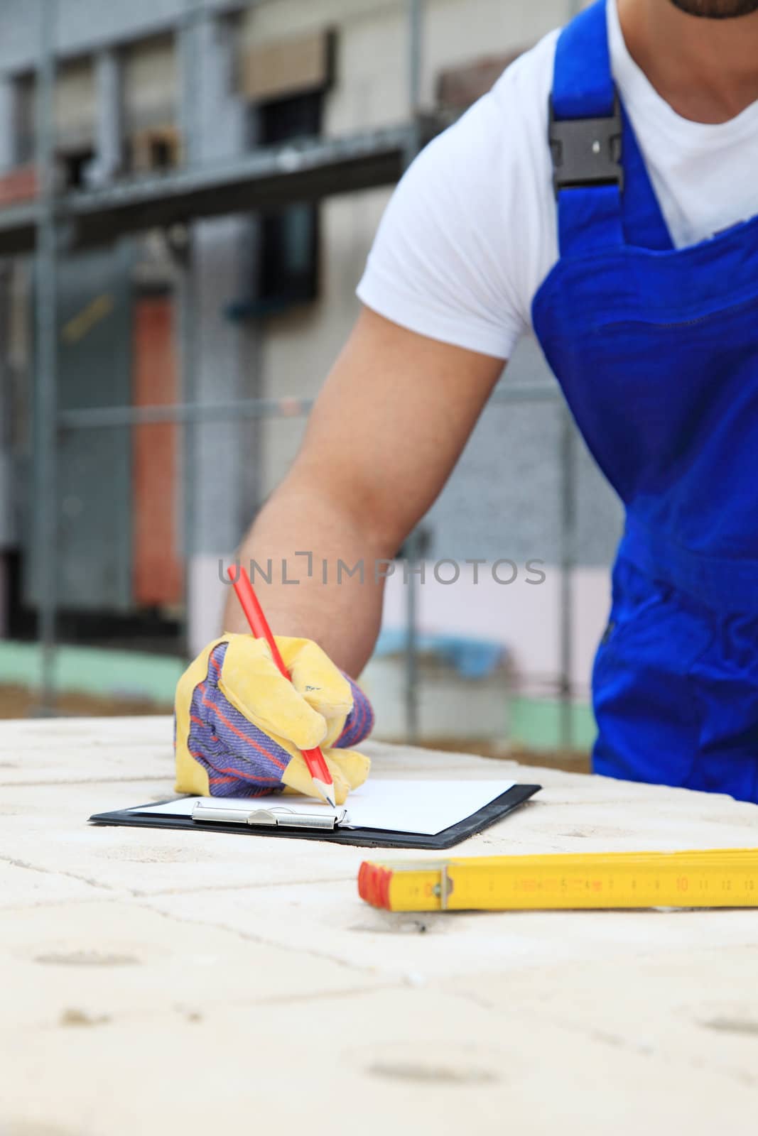 Manual worker by kaarsten