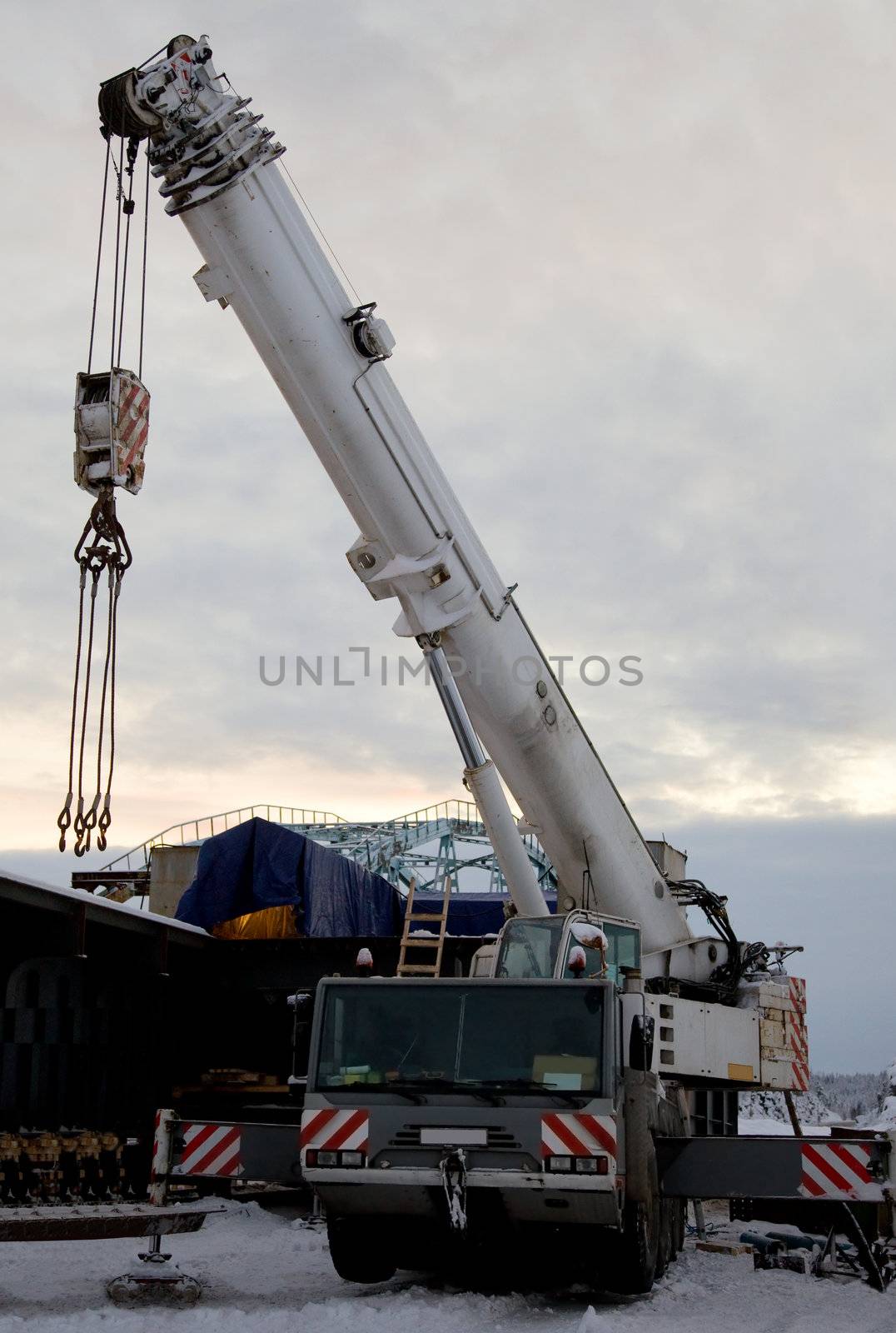 100 ton crane at the construction of the bridge. The extreme north. The polar night