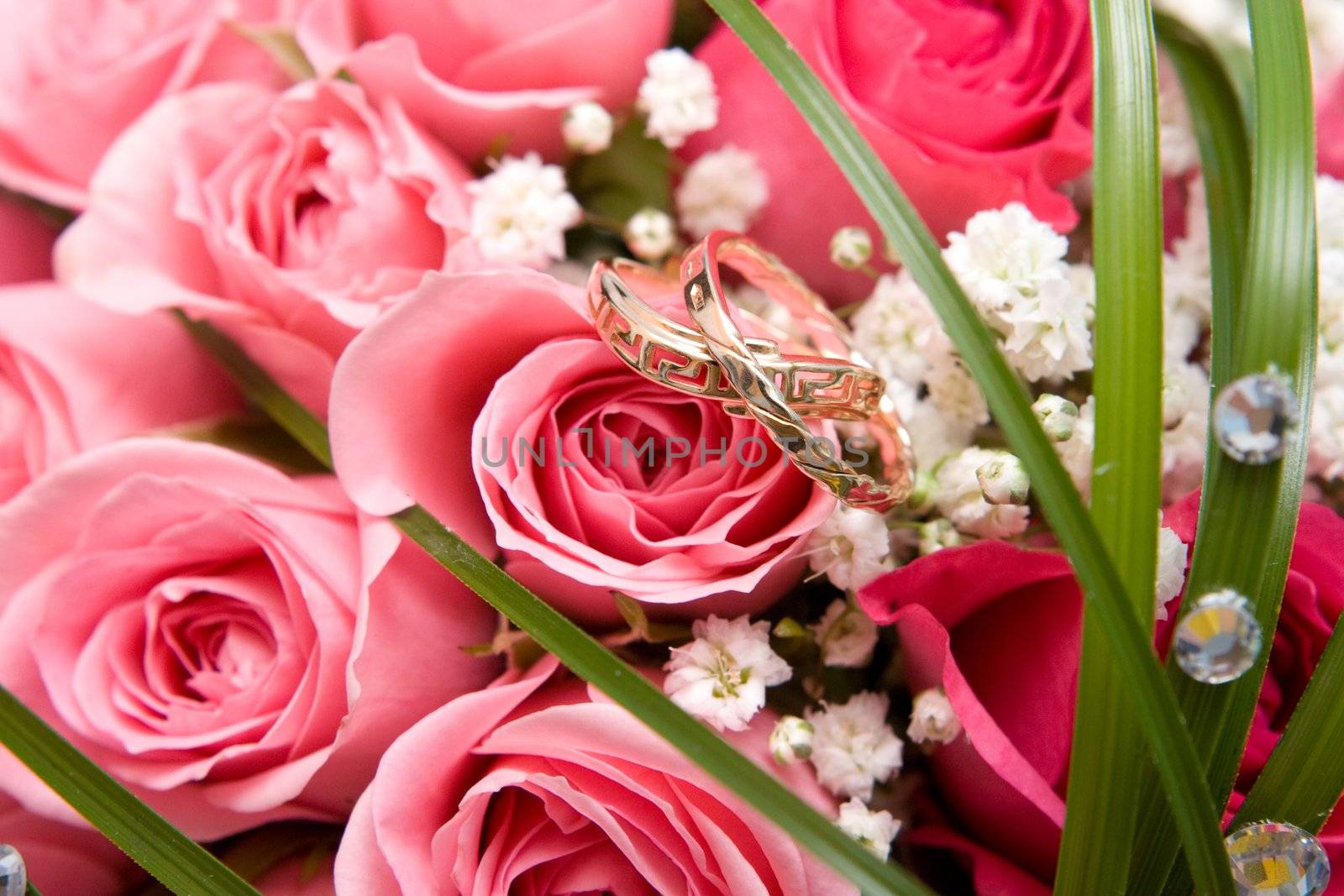 Gold rings and beautiful rose bouquet