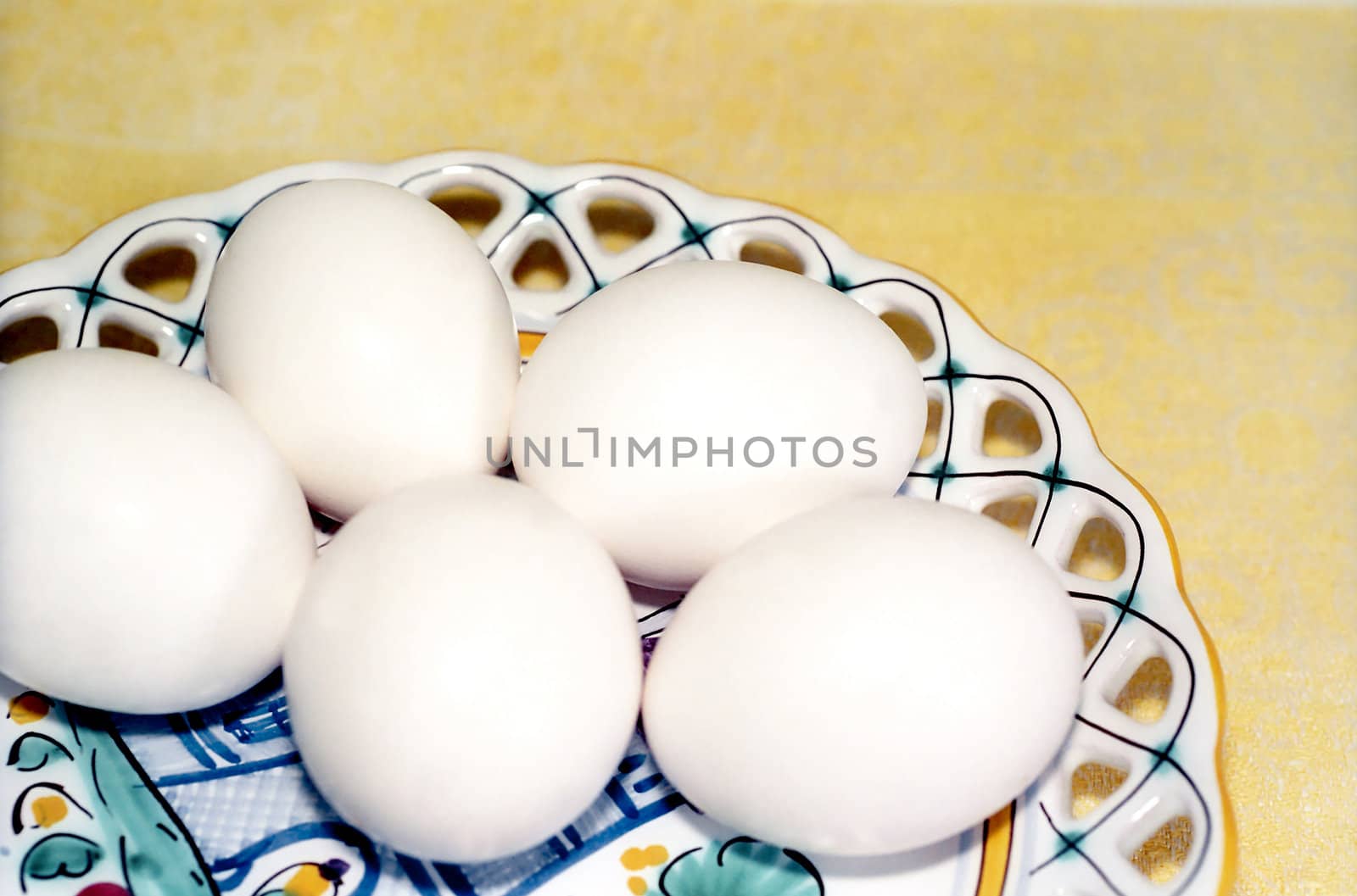 Five eggs on the plate by mulden