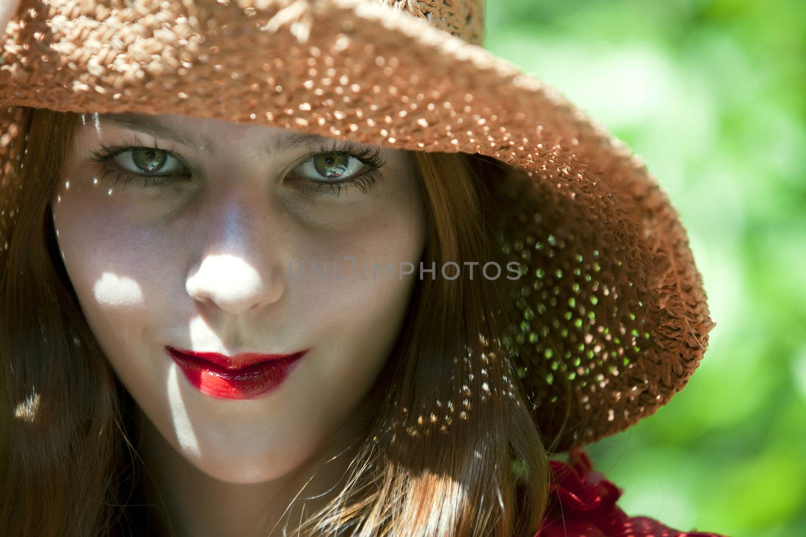 Portait of a younf woman with beautiful eyes and red lips