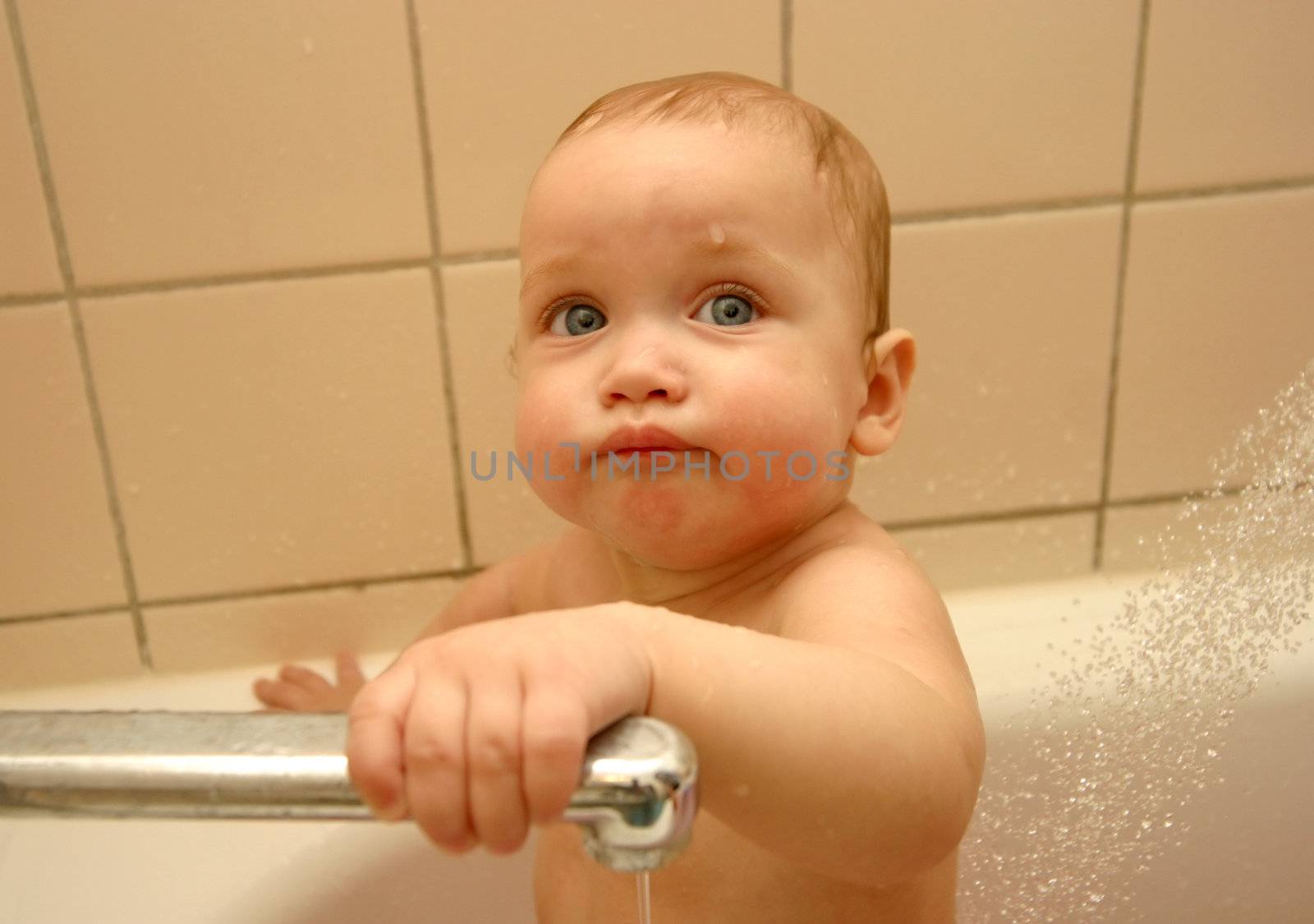 The little child taking a bath 